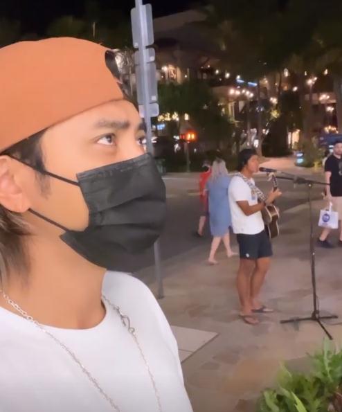 罗志祥在国外大街上搞怪,做各种滑稽的动作,疑似又开始放飞自我