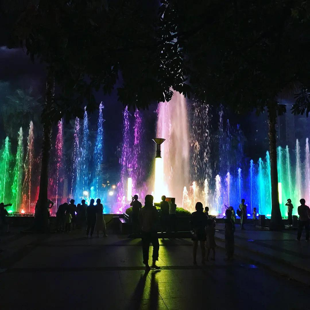 柳州10元一碗粉多菜,柳州最多配菜的螺蛳粉