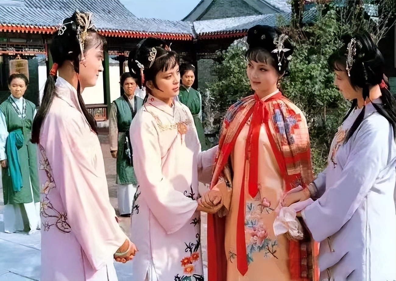 宝玉的那块玉最后去哪了 (第三十七回贾芸给宝玉带来了什么)