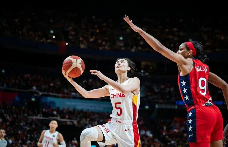 世界杯亚军，她们拼到最后1秒！没有遗憾，向中国女篮姑娘们致敬