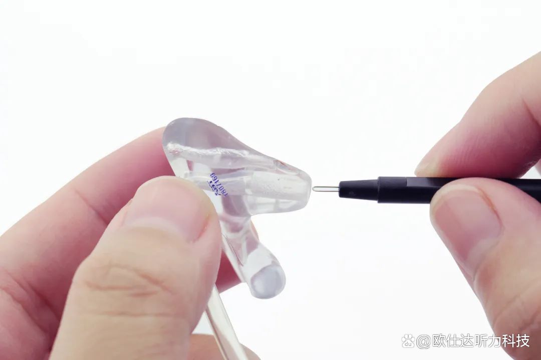 深耳道式助听器戴着堵吗,助听器堵耳效应有什么症状