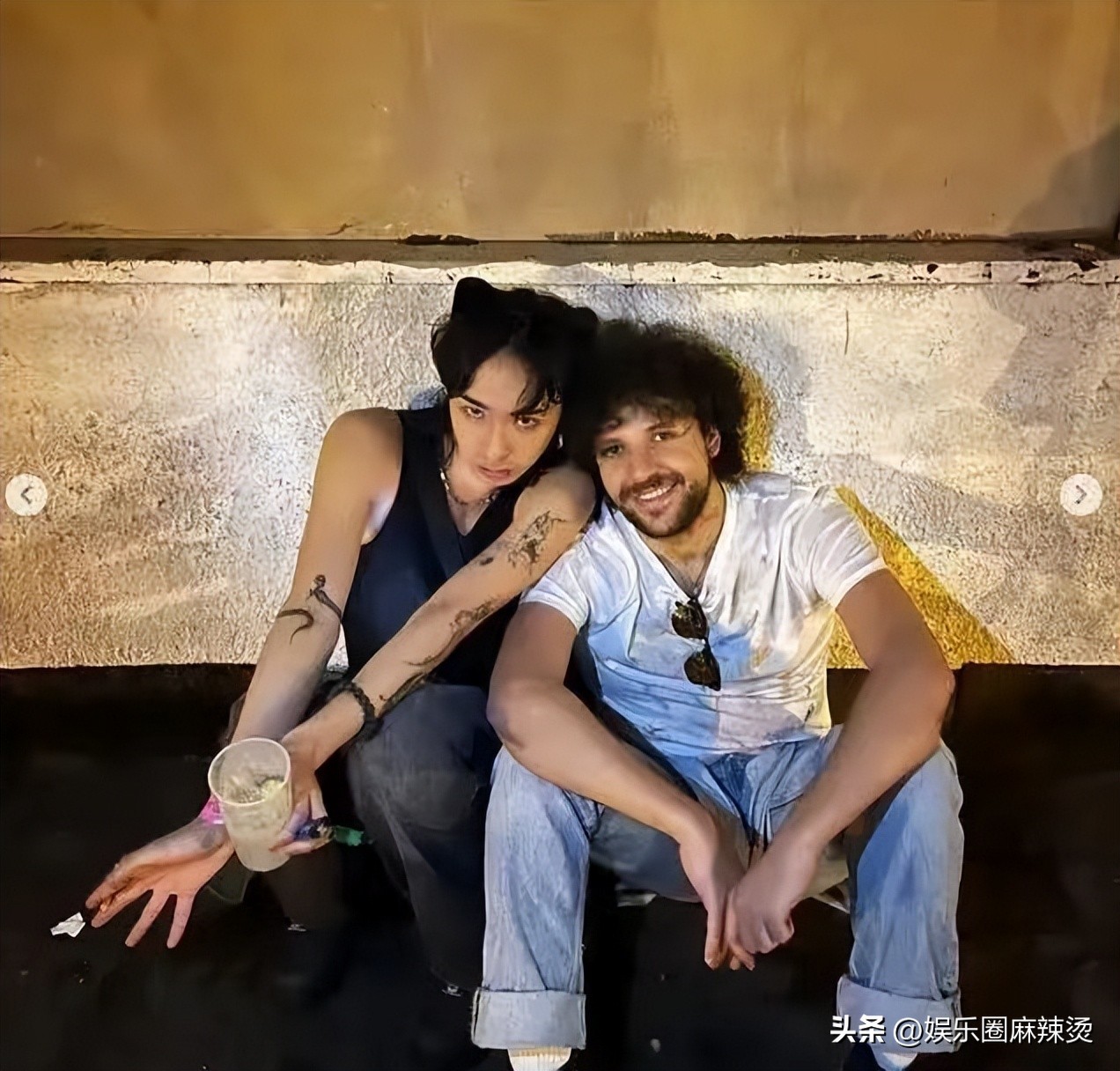 爱穿女装的哈利疑似公开恋情？网友担心他步入吴卓林的后尘