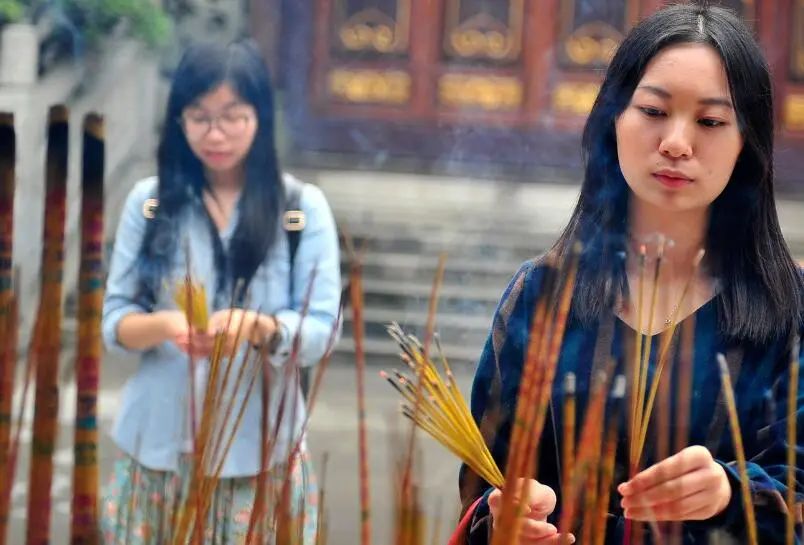 年轻人盘串烧香，包青天的看法比专家高明多了！