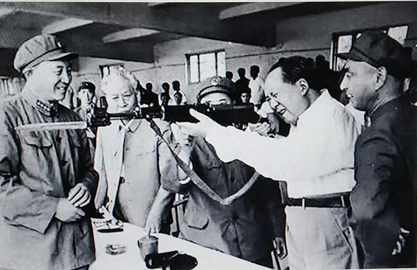 毛主席举起国产步枪——瞄准