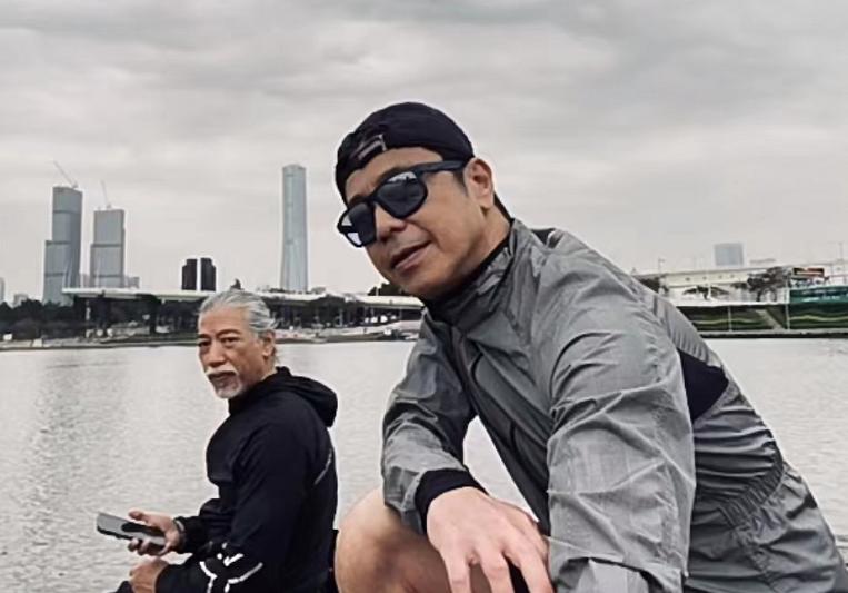 59岁张耀扬自驾游澳门！须发皆白仍有型，边骑单车边玩手机引担忧