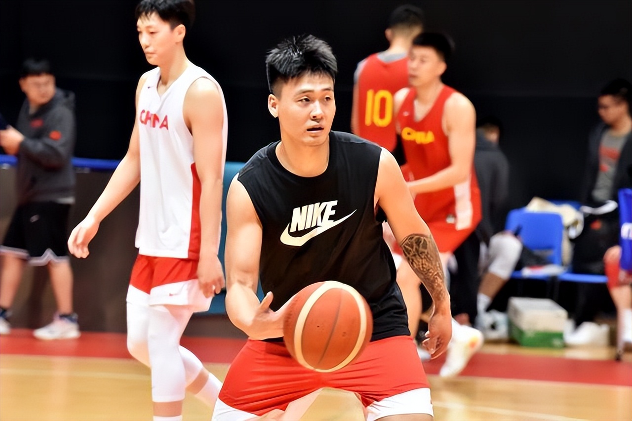 中国男篮12人大名单出炉，胡明轩入选，胡金秋曾凡博落选