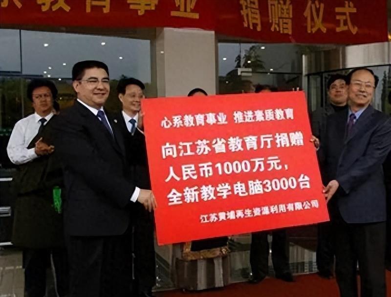 他把现金堆成山，高调捐款20亿后“消失”，如今出现在家种地？