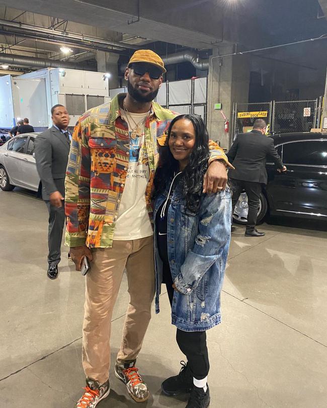 第一次参加nba全明星赛的詹姆斯,詹姆斯为什么叫小皇帝