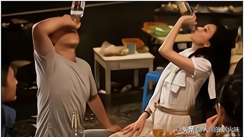 女孩和男孩喝酒报警,女孩晚上和男生喝酒