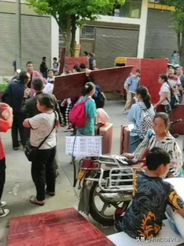 学生上学自带床板,上学必须带板砖吗