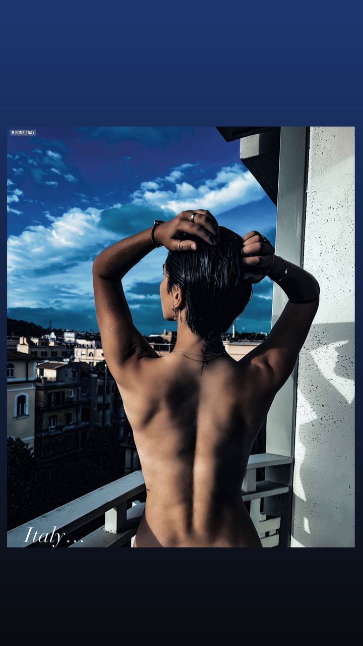 全裸的扎比亚科站在罗马市中心的阳台上