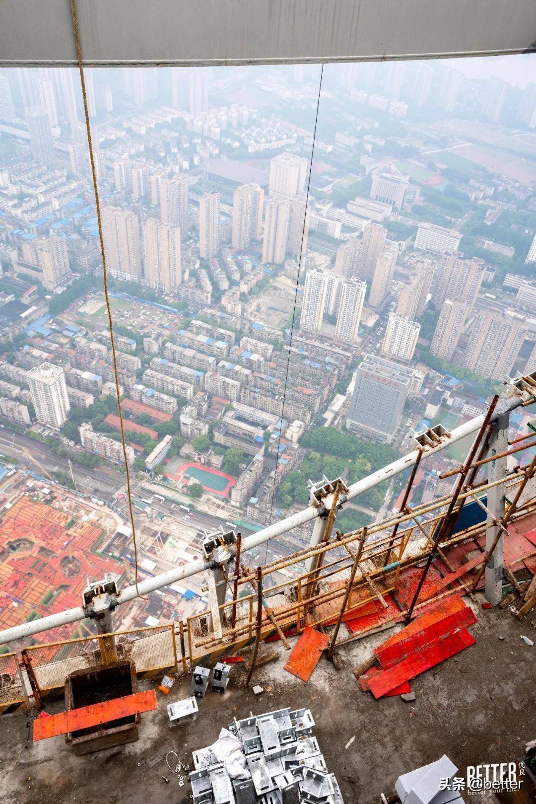 公交车爬楼顶,公交车飞上了楼顶