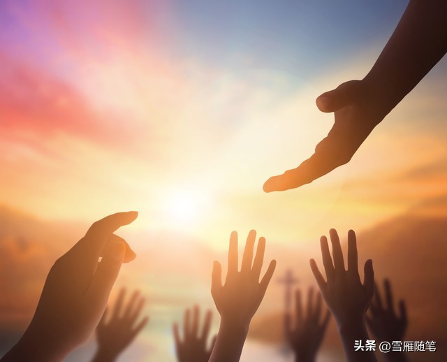 不妨给她一个深情的拥抱,给她一个拥抱有这么难吗