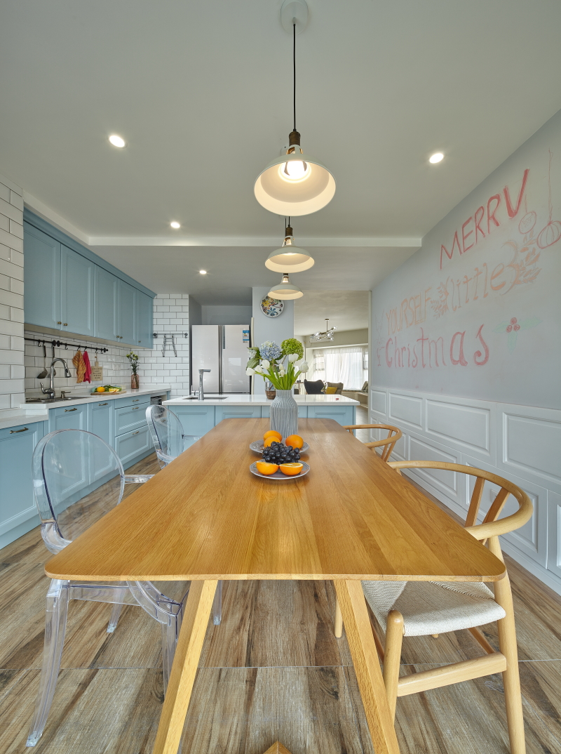 她家用木器漆打造出了独一无二的电视背景墙