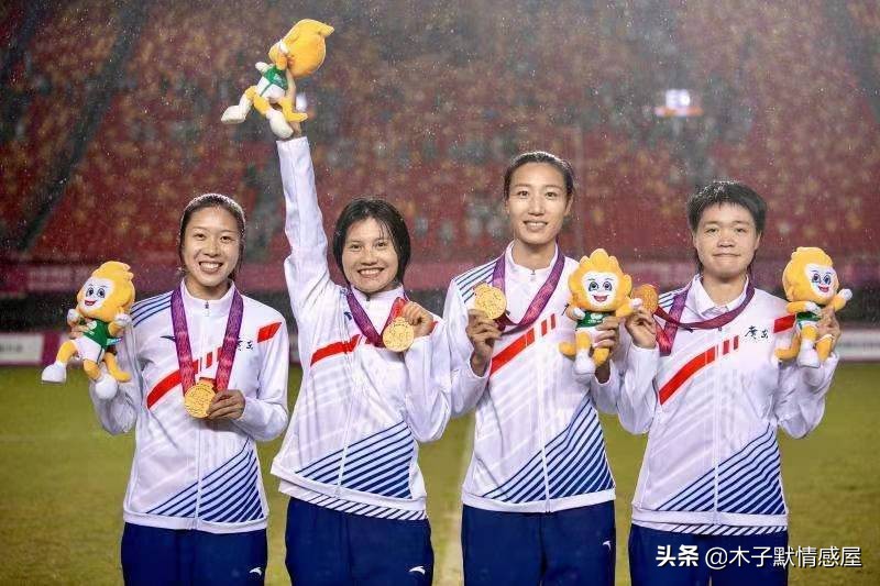 十年前，女足姑娘中有人经济窘迫得捡矿泉水瓶卖钱