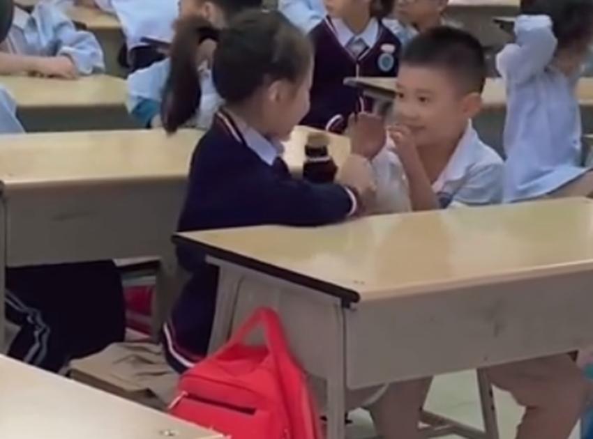 “妈，同桌经常摸我”，聪明宝妈智慧回应，帮助闺女远离“恶爪”