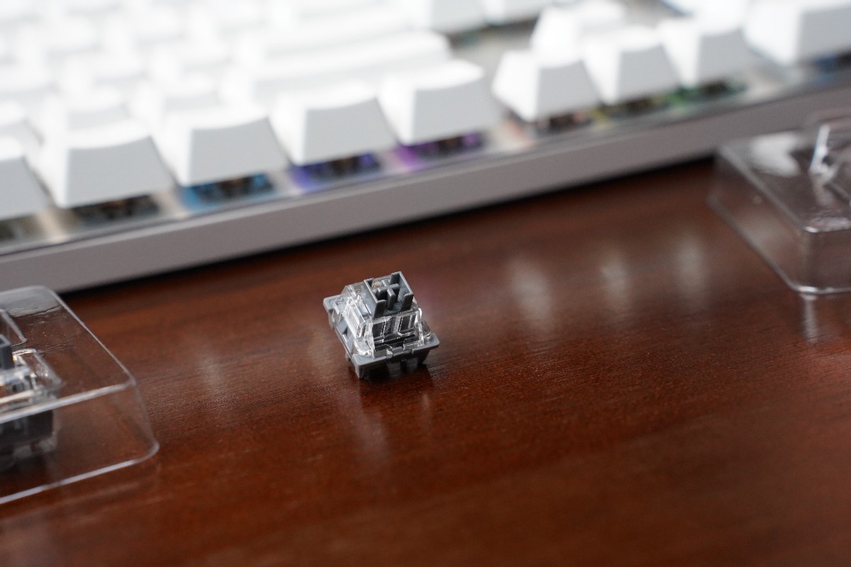 雷柏v700rgb机械键盘用什么轴,雷柏v700rgb合金版是热插拔吗