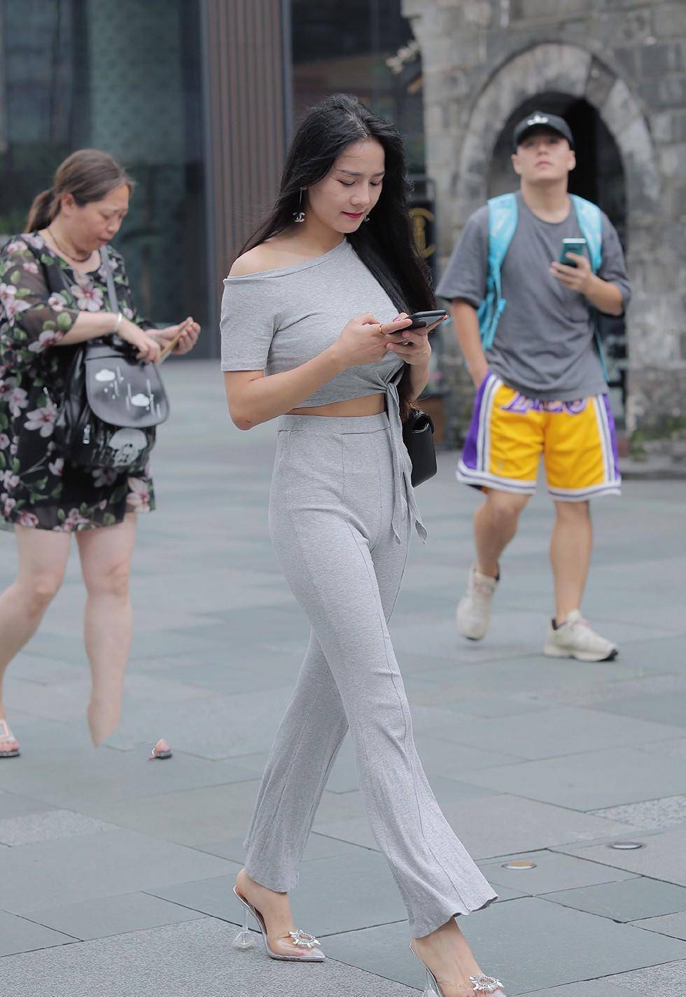 今年流行的靴子穿搭短靴,靴子搭配短裤冬季洋气