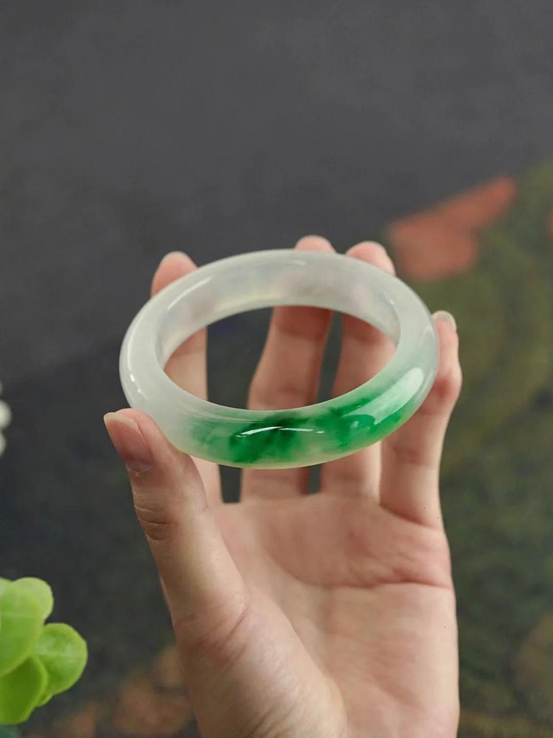 难道这只镯子很差吗?为什么说我糊弄她?