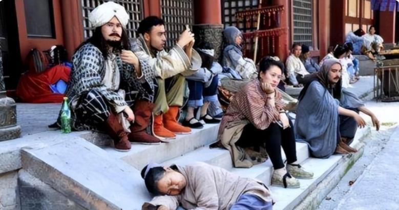 “出*身卖**体”日赚3000元，横店20万群演美女如云，却成为懒汉天堂