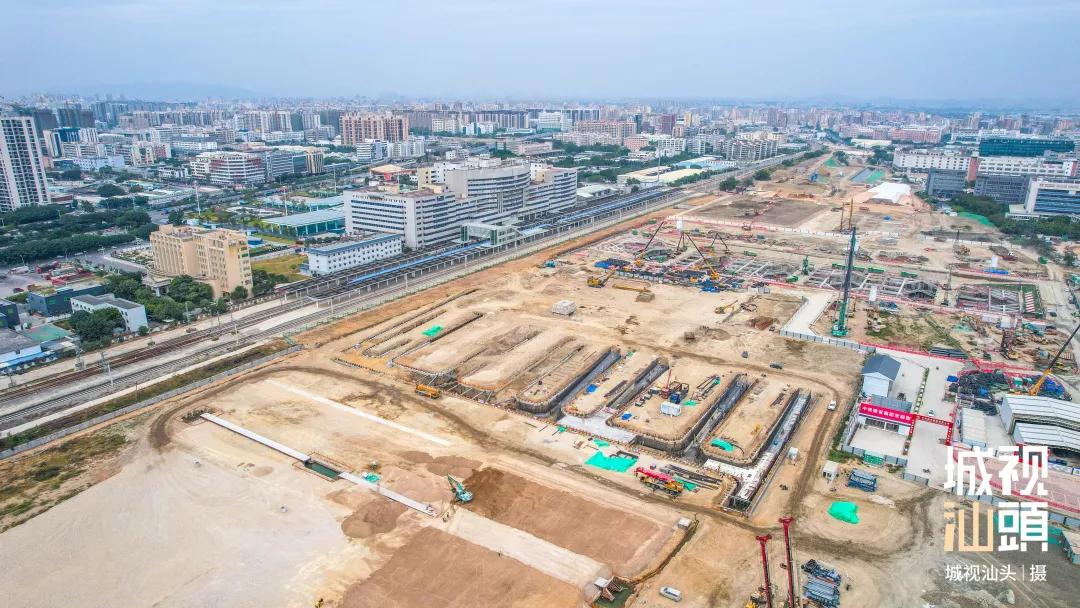 汕头站东侧出现一个很深的“大坑”？