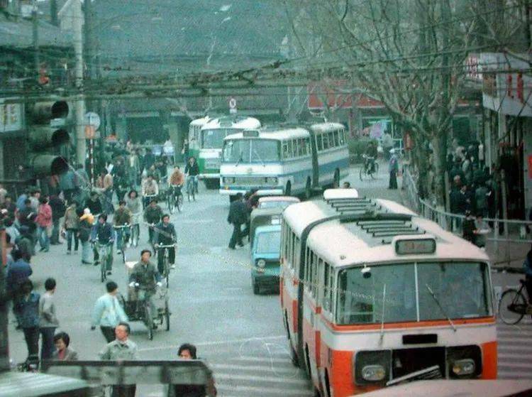 八十年代的上海老照片,踩在东海沿岸闪耀着无与伦比的繁荣骄傲