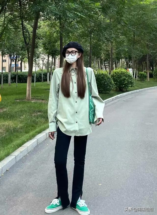 今年很流行长短搭配跟着穿很时髦,今年最不流行的穿搭