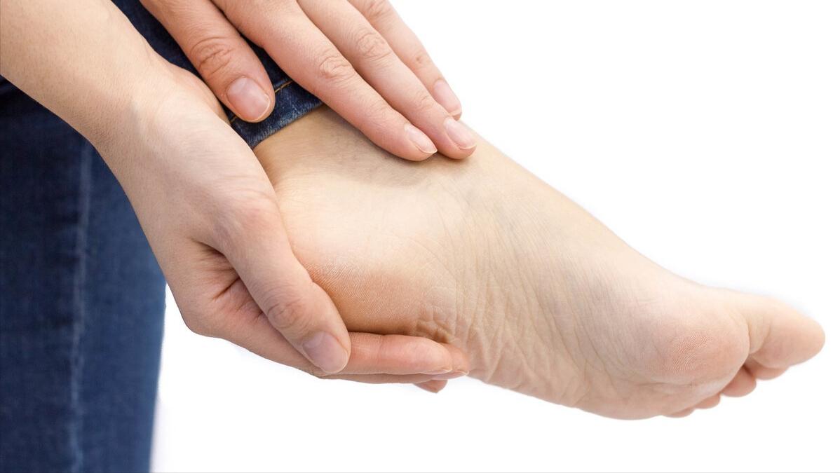 甲沟炎如何快速拔出脚趾甲,脚趾甲老往肉里钻一碰还疼