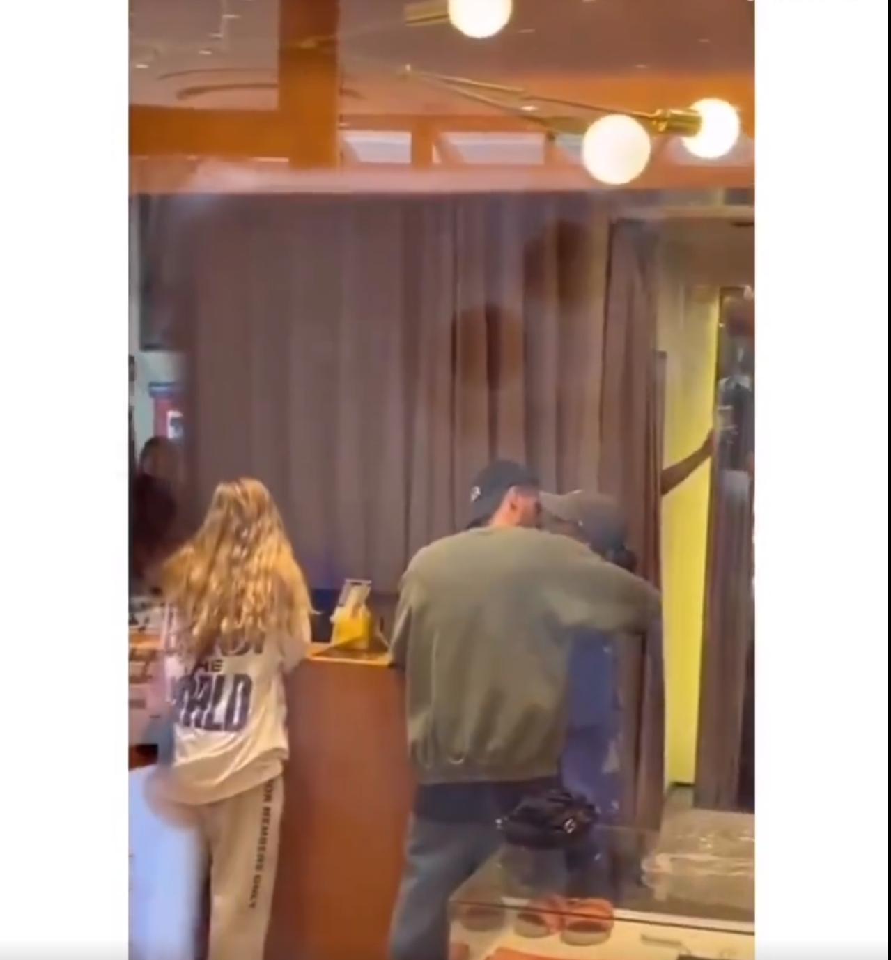 顶流!德保罗带歌星女友购物被围得水泄不通,央求球迷给点时间采购