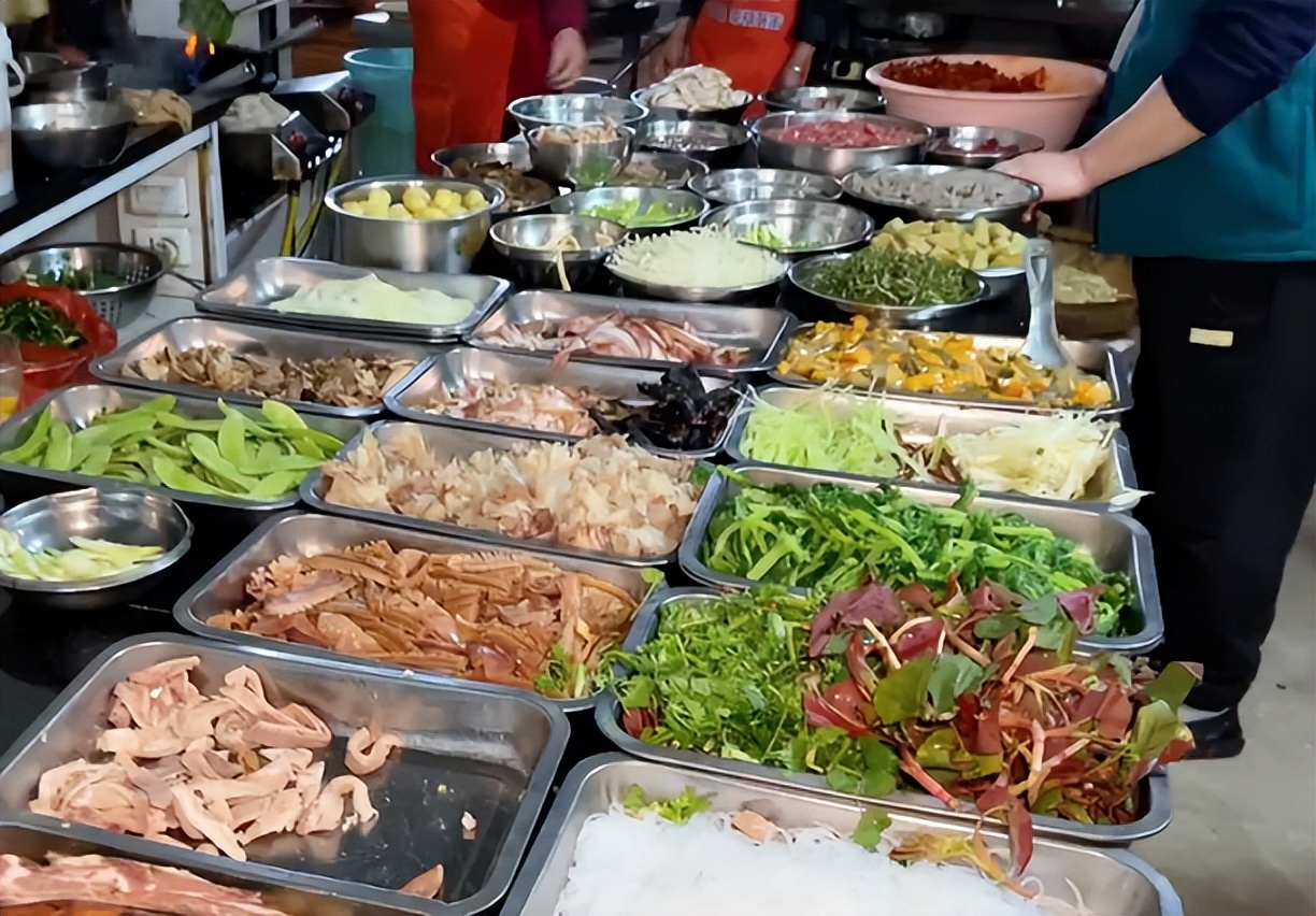 四川阿姨摆摊卖小吃,四川阿姨摆摊卖美食