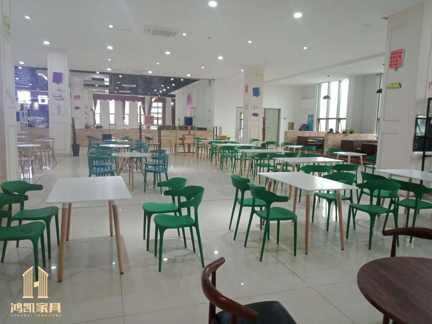 「鸿凯家具」携手广西艺术学院定做食堂餐桌椅