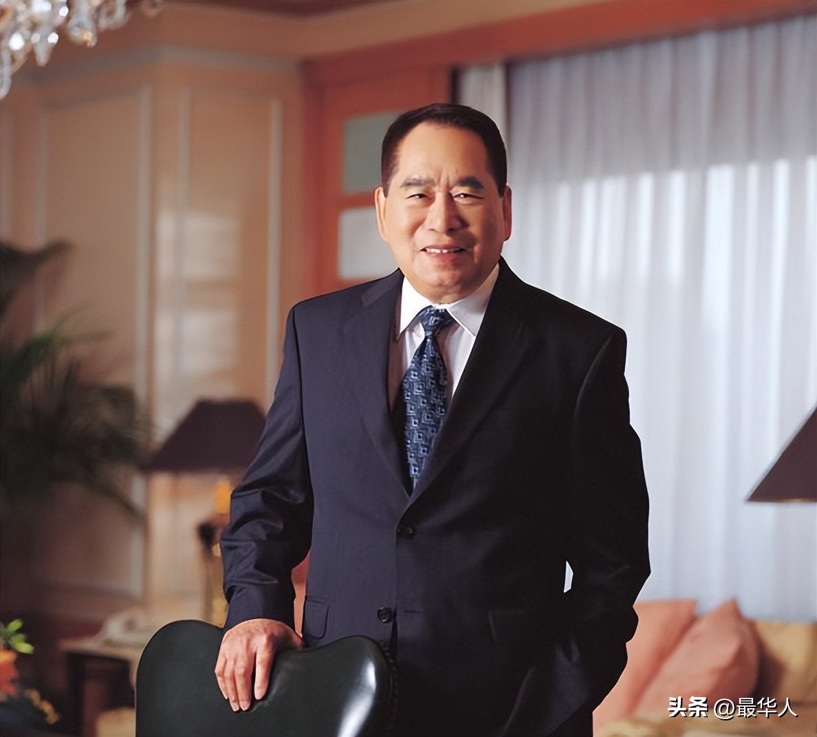 他是菲律宾华人首富，靠卖鞋起家坐拥千亿，教孩子闽南话