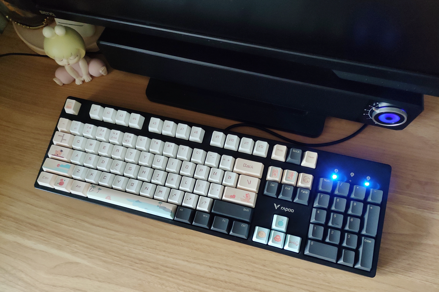 可爱喵喵假期键帽，无限炫彩耳机支架/鼠标垫，雷柏让桌面更完美