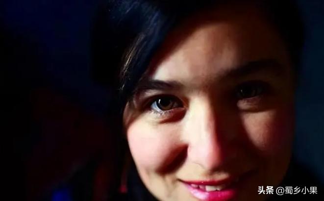 外国美女嫁45岁工地大叔,外国姑娘爱上45岁农民工