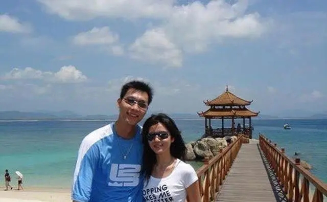 易建联生了几个孩子,易建联和荆灵近照