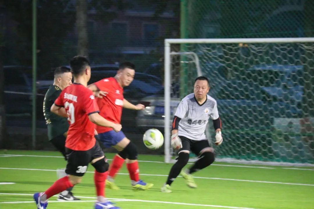 业余球员踢的球有多大力量,老年球员踢球