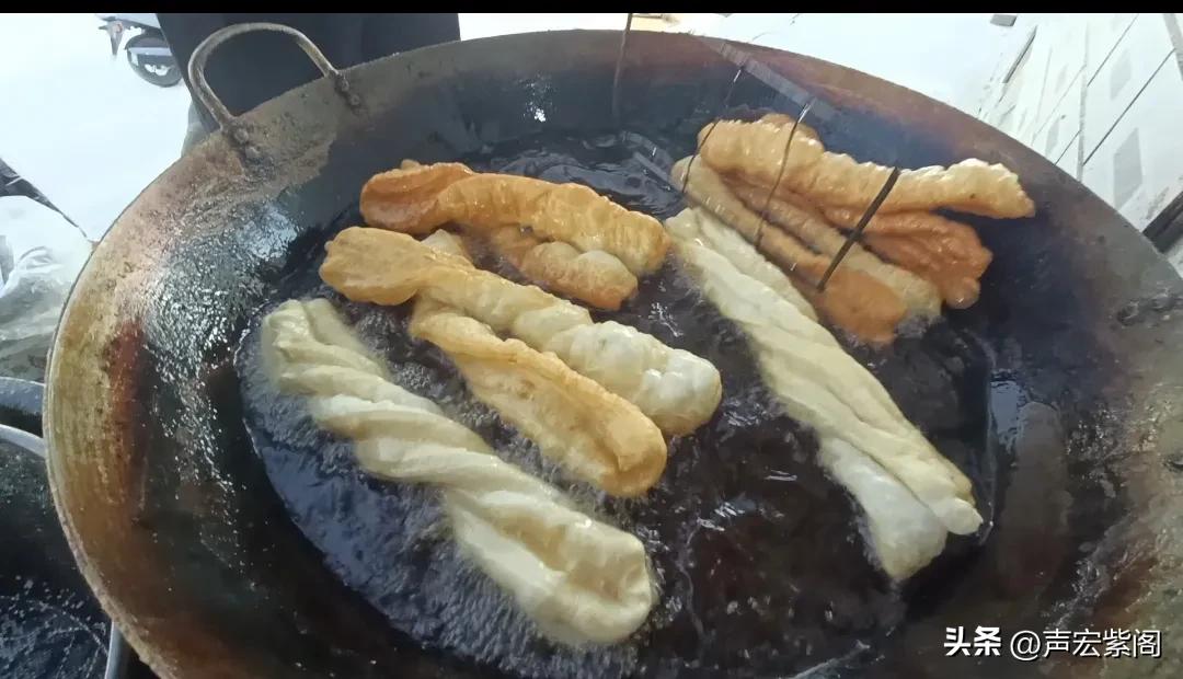 河北赵县官庄村口发现50年前的小吃炸炉篦，老板一般不炸嫌麻烦
