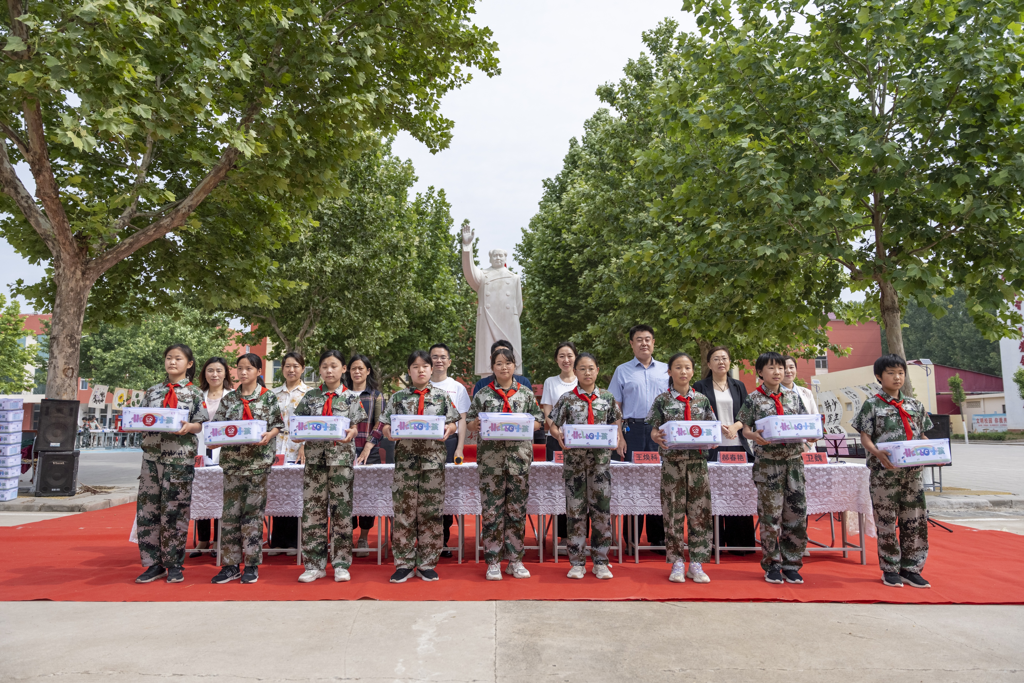 友邦友爱·守护春蕾平山县河渠希望小学“HELLO小孩”爱心套餐发放仪式举行