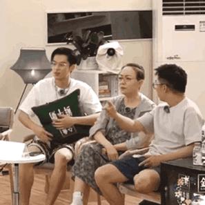 王鹤棣出席活动微博惊艳,王鹤棣一夜爆红的反应