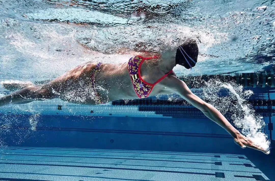 自由泳划手速度慢身体下沉,自由泳速度慢距离短什么原因