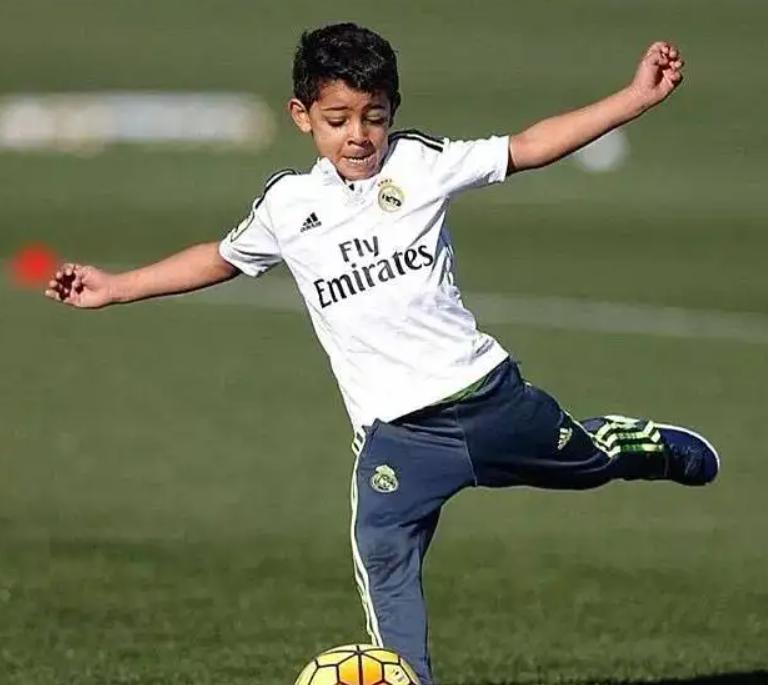 c罗12岁的视频,c罗12岁足球视频