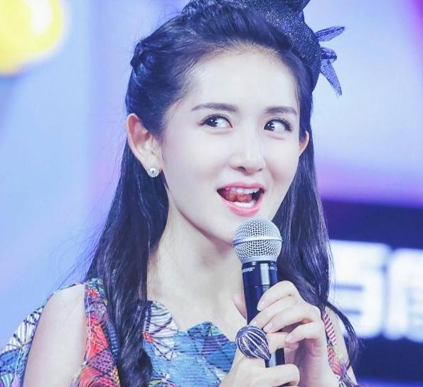 张杰谢娜在机场接受采访,谢娜张杰当众打电话原视频