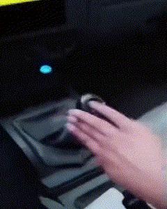 伴娘蹲角落里玩手机,伴娘躲在角落玩手机很漂亮