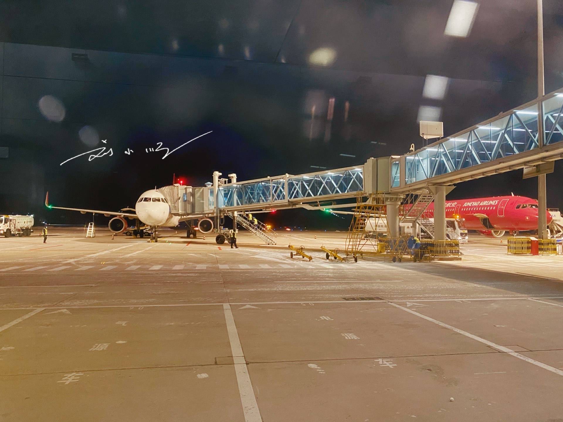 飞机上忘了关机严重吗,飞机上手机忘记关机还是飞行模式