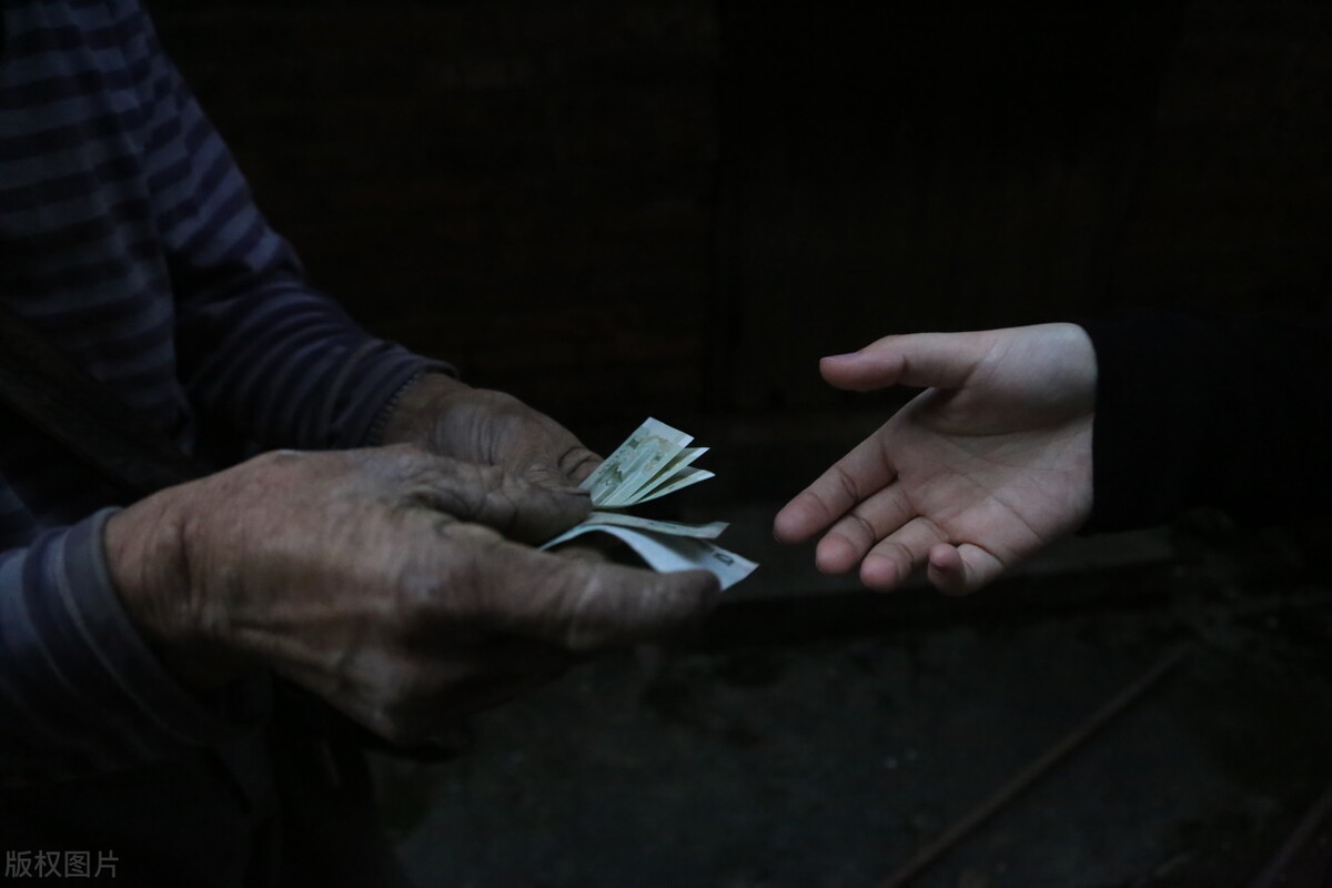 开三轮车收废品一天能赚多少钱,骑三轮车收破烂一年得赚多少钱