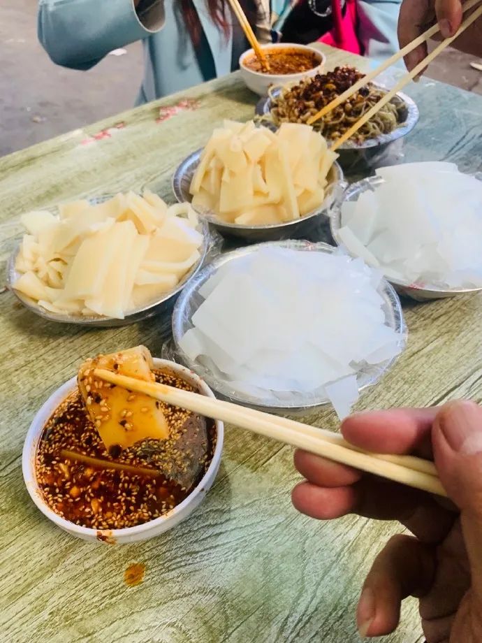 外地朋友来四川吃美食,外地朋友来四川吃苍蝇馆子
