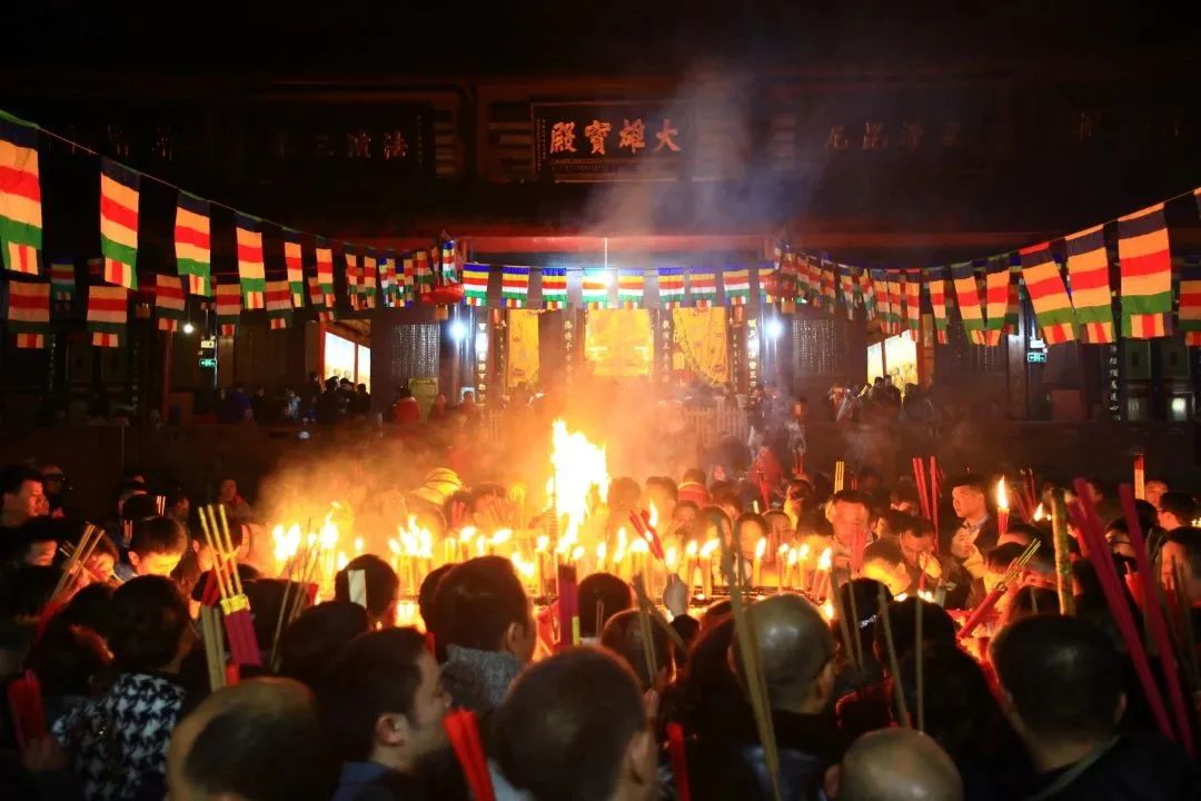 除夕盛况再现，明天去报国寺祈福啦！