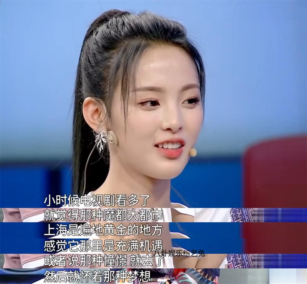 杨超越早期服务员,杨超越草根逆袭成长记