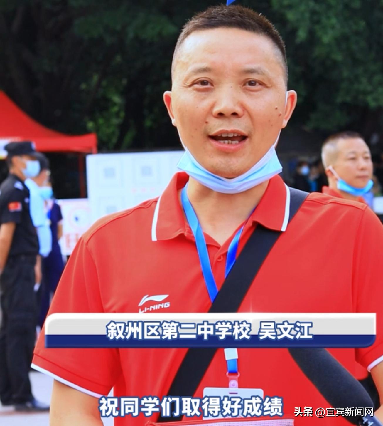 高考考场外学科老师陪考感人,直击2023高考现场考生进入考场