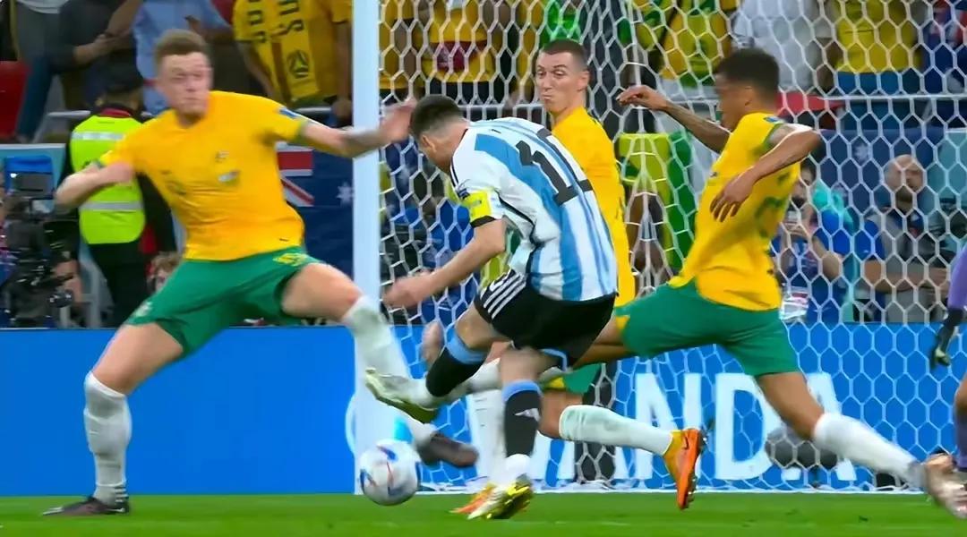 足球场上显英姿,足球场上惊鸿一瞥